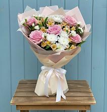 Букет цветов из:  Гвоздики, Орхидеи и Розы в Вилино