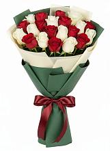 Букет Микс из красных и белых роз в Вилино