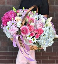 Цветочная композиция из Розы, Хризантемы, Пионы и Лизиантусы в корзине в Вилино