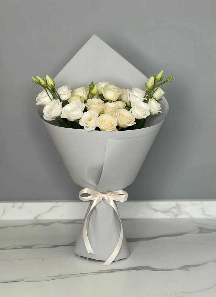 Букет цветов из: Розы и Лизиантусы в Вилино