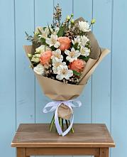 Букет цветов из:  Альстромерии, Лизиантусы, Розы и Хризантемы в Вилино