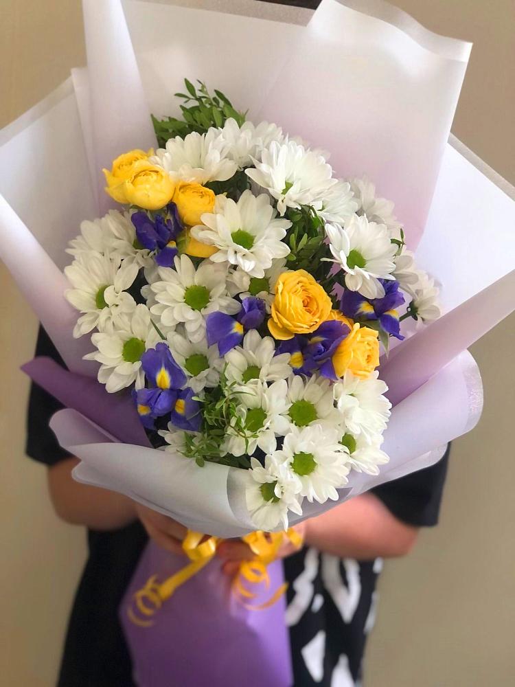 Букет цветов из: Ирисы, Хризантемы и Розы в Вилино