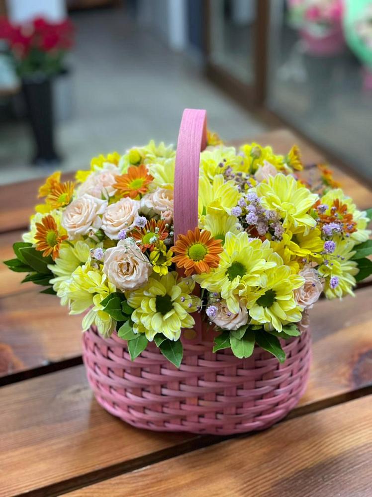 Цветочная композиция из Хризантемы и Розы в корзине в Вилино