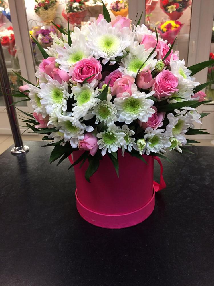 Цветочная композиция из Розы и Хризантемы в шляпной коробке в Вилино