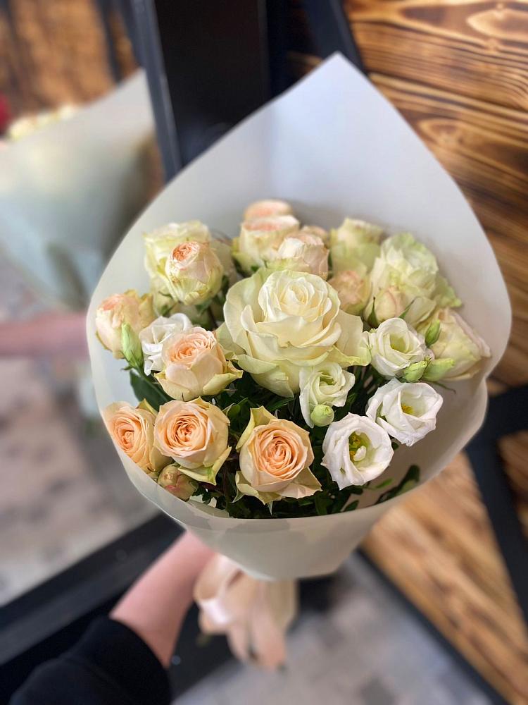 Букет цветов из: Розы и Лизиантусы в Вилино